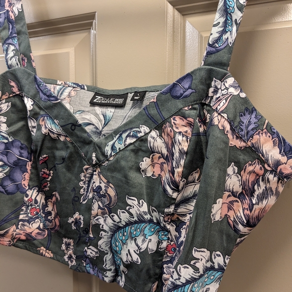 7th Avenue Design Studio NY & Co Floral Cropped Halter Top - Size Large - Picture 9 of 14
